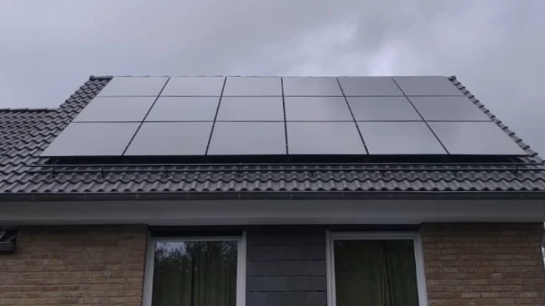 Aufnahme vom Dach des Kunden, darauf die neue Photovoltaikanlage mit Wallbox