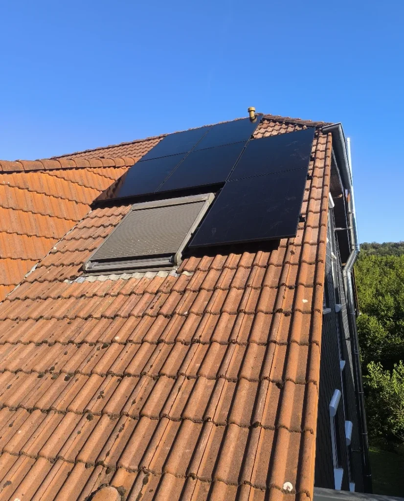 Weitere Aufnahme des Dachs der neuen Anlage beim Kunden mit Photovoltaik + Ersatzstrom