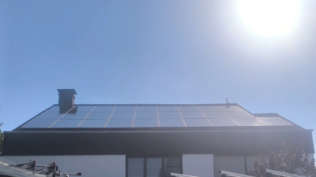 Aufnahme vom Dach des Kunden der eine Photovoltaikanlage mit Wallbox zur Nutzung seines Solarstroms erhalten hat