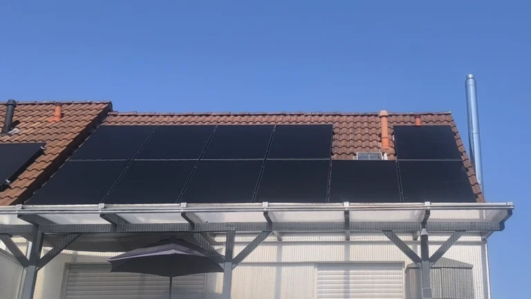 Solaranlage für ein Einfamilienhaus – Ansicht des Hauses mit PV-Anlage von der Straße aus