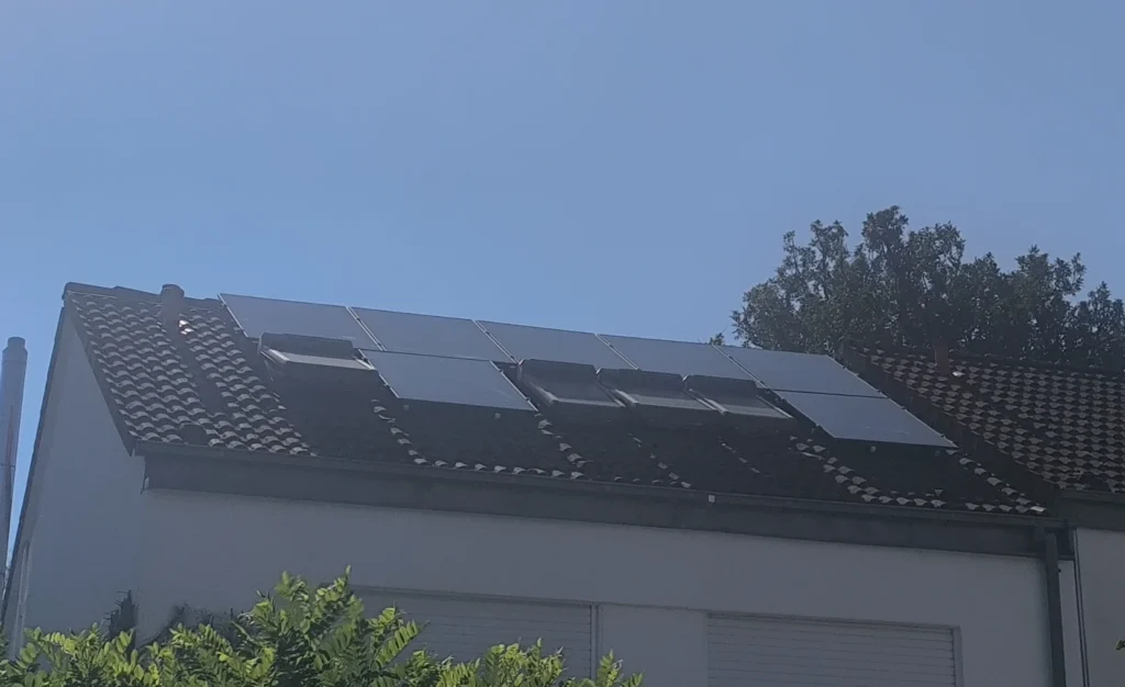 Ansicht des Dachs mit PV-Anlage