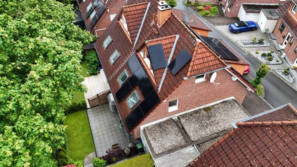 Drohnenaufnahme des Dachs vom Kunden mit der PV-Anlage mit Stromspeicher