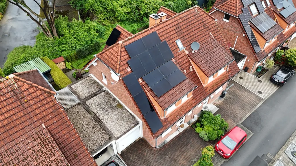Drohnenaufnahme des Dachs vom Kunden mit der PV-Anlage mit Stromspeicher