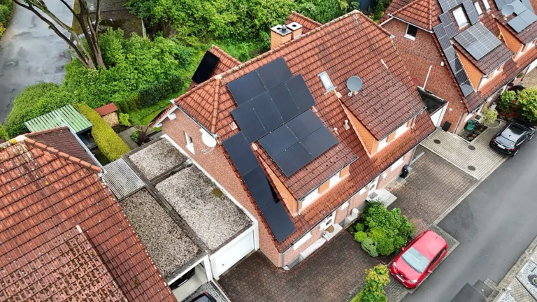 Drohnenaufnahme des Dachs vom Kunden mit der PV-Anlage mit Stromspeicher