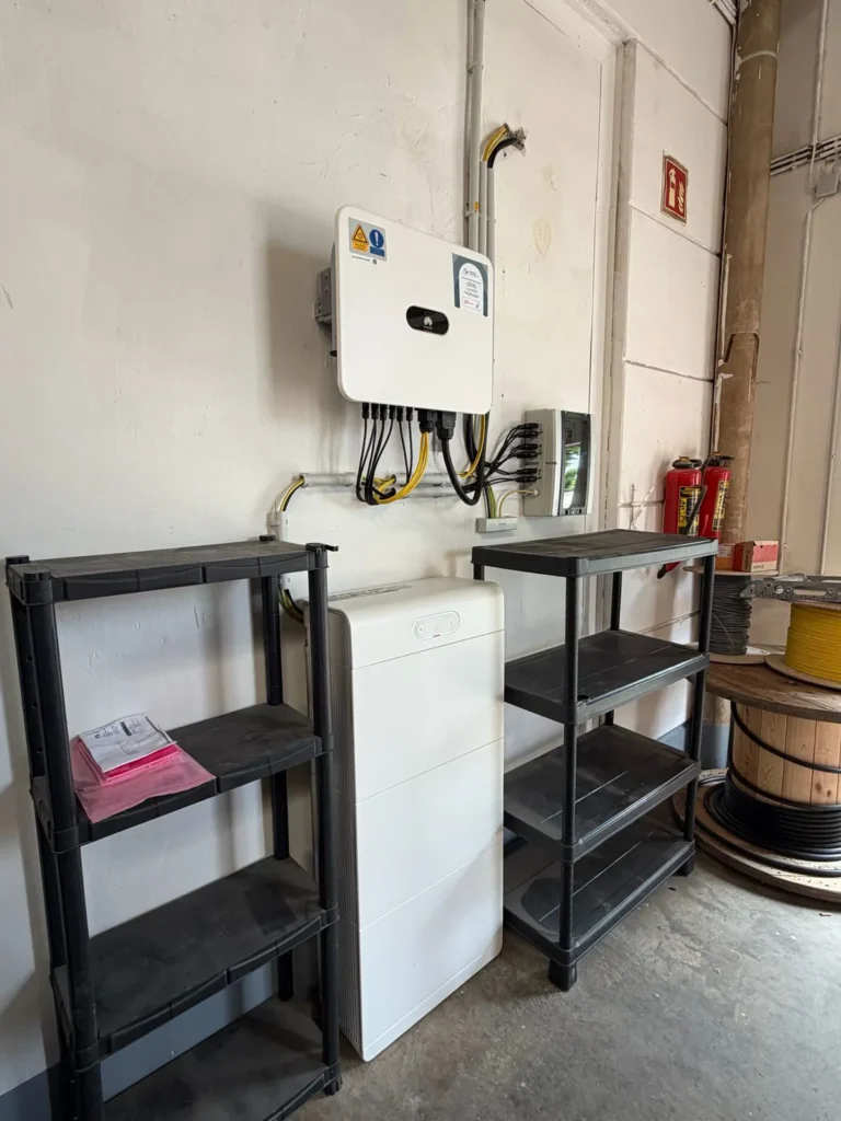 Aufnahme der neuen PV-Steuereinheit und Batteriespeicher