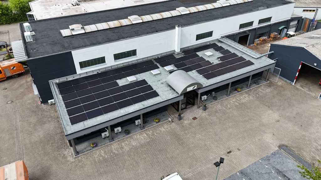 Draufsicht auf das Firmengebäude des Kunden, der das PV Komplettsystem erhalten hat