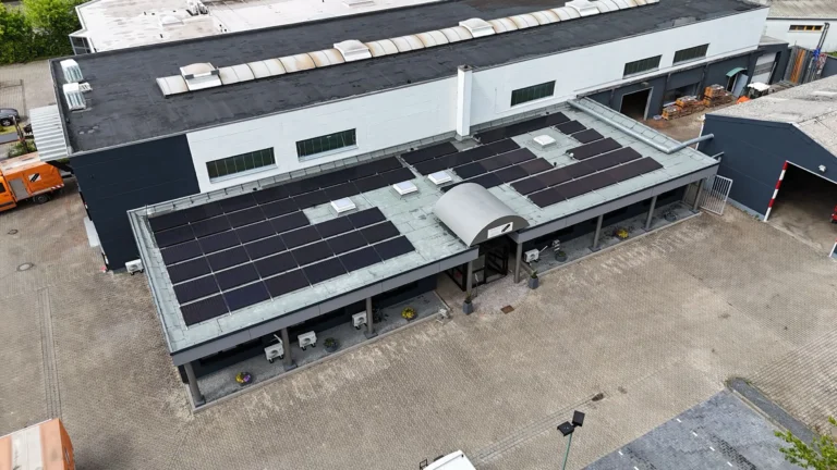 Draufsicht auf das Firmengebäude des Kunden, der das PV Komplettsystem erhalten hat