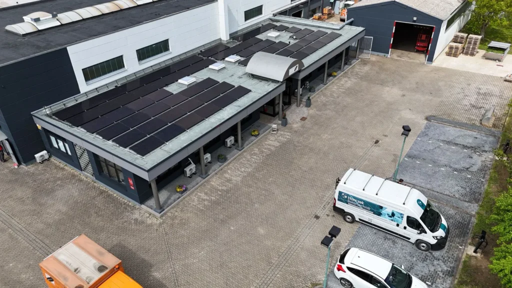 Draufsicht auf das Firmengebäude des Kunden, der das PV Komplettsystem erhalten hat