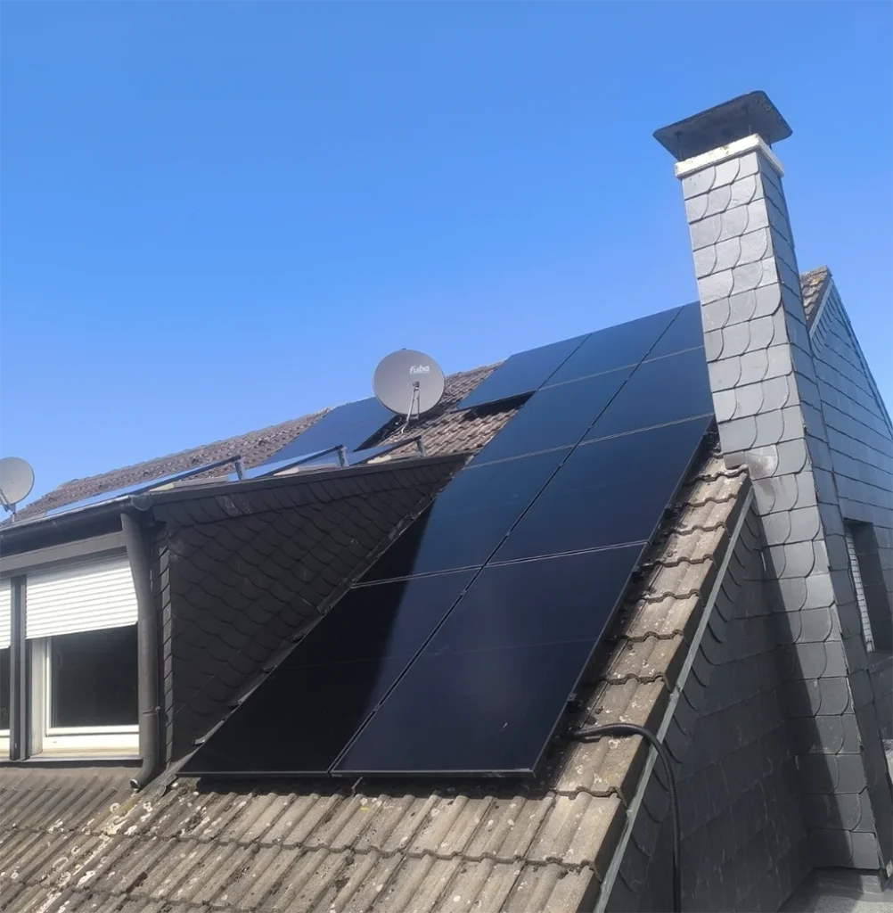 Ansicht des Dachs mit PV-Anlage