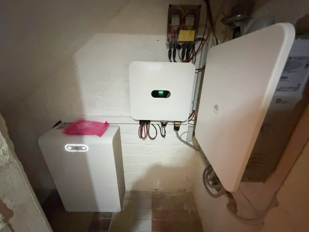 Aufnahme der neuen PV-Steuereinheit und Batteriespeicher