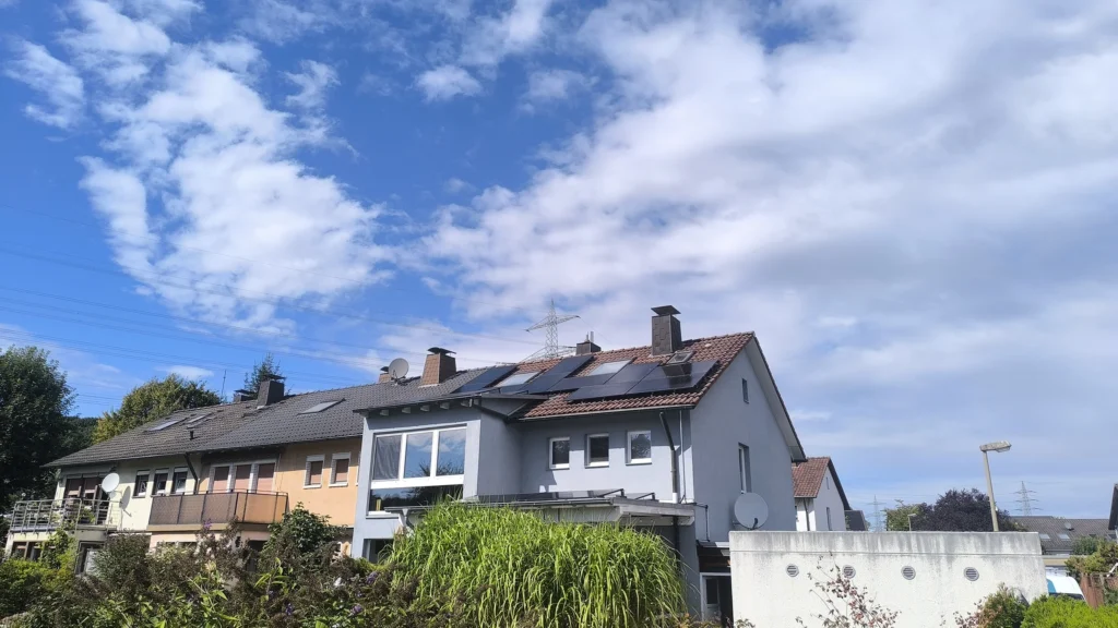 Ansicht des Kundendachs, darauf die PV-Anlage mit Wallbox und Notstrom