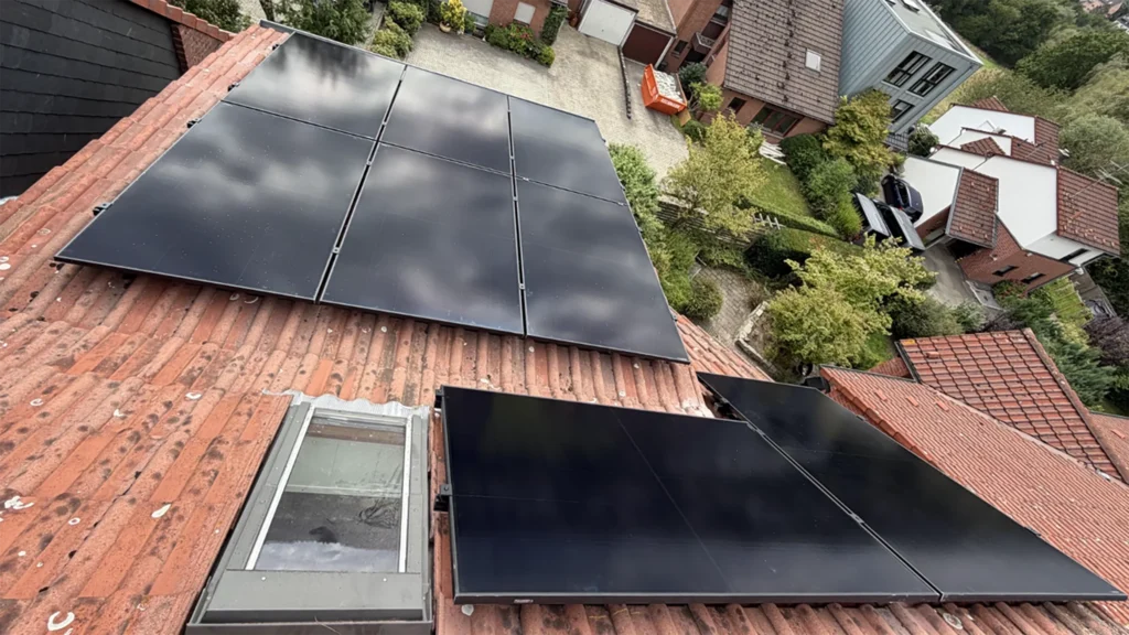Aufnahme vom Dach des Kunden der eine Photovoltaikanlage mit Wallbox zur Nutzung seines Solarstroms erhalten hat