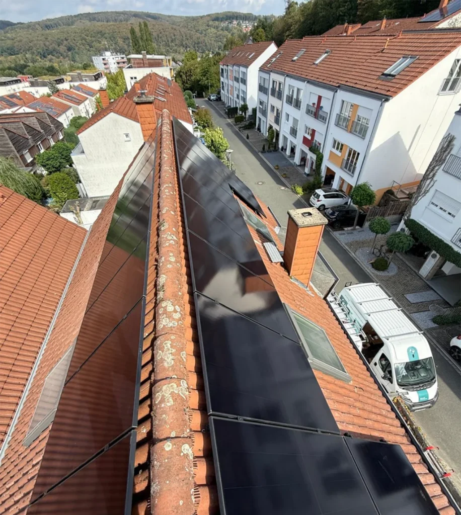 Dachansicht vom Haus des Kunden mit Photovoltaikanlage mit Batteriespeicher und Ersatzstrom