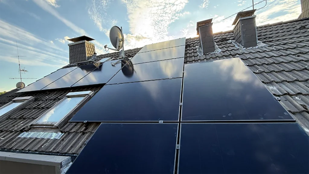 Solaranlage für ein Einfamilienhaus – Ansicht des Hauses mit PV-Anlage